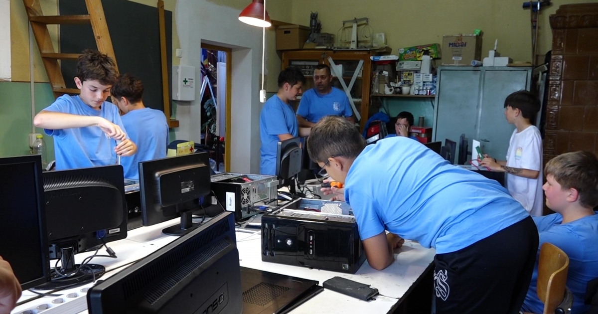 Vakációban is iskolába járnak